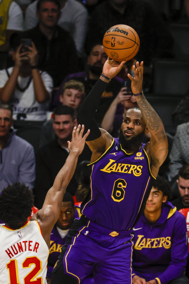 詹姆斯在热火比赛中逆转，高光表现引发热议！的简单介绍